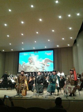 Гимн Тувы в исполнении мастеров горлового пения прозвучал в День России на сцене Московской государственной филармонии