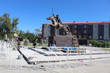 В Кызыле устанавливают Памятник тувинским добровольцам