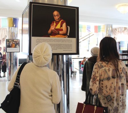 Более 60  фотографий Далай-ламы можно увидеть в ДНТ до конца марта