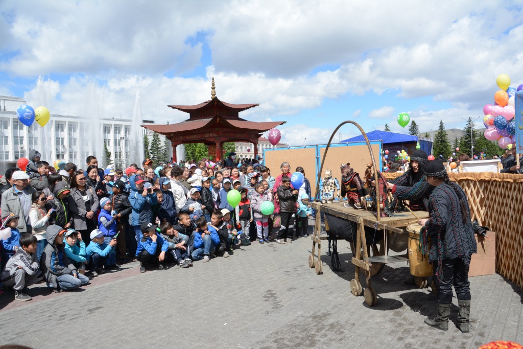 С 1 июня Тувинский театр кукол начал показывать спектакли на открытых площадках и в летних лагерях
