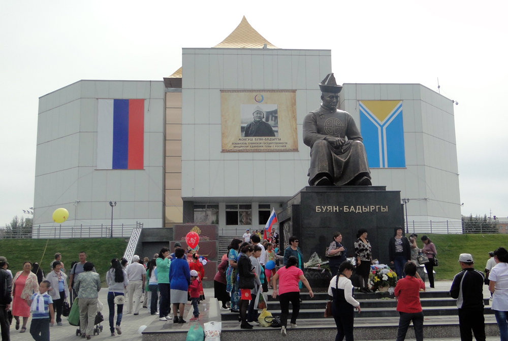 В Кызыле открыли памятник Монгушу Буяну-Бадыргы