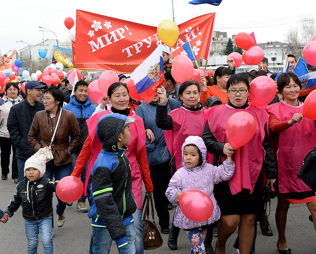В столице Тувы Первомай встретили красочной демонстрацией, концертами и открытием летнего сезона по национальной борьбе "Хуреш"