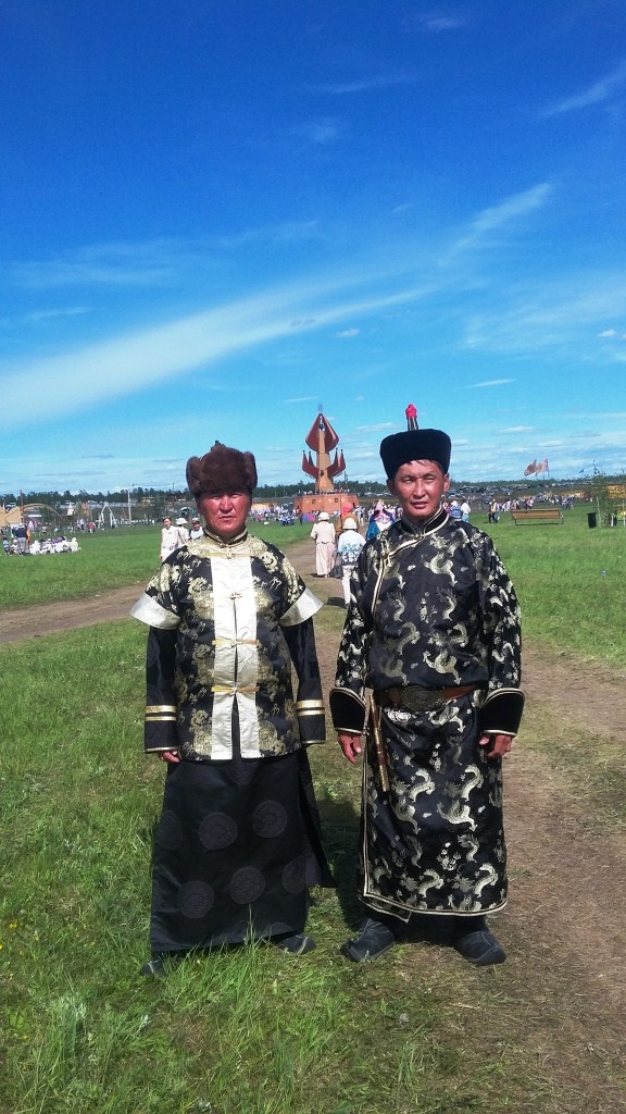 Сказитель и художник из Тувы отличились на якутском национальном празднике ЫСЫАХ ОЛОНХО