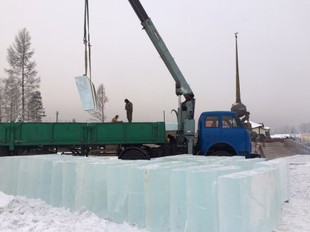 С 12 по 17 декабря всем желающие смогут наблюдать за рождением ледяных шедевров конкурса "Ледовая сказка в Центре Азии"