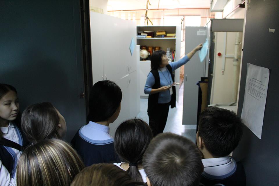 Школьников впустили в фондохранилище Национального музея Республики Тыва