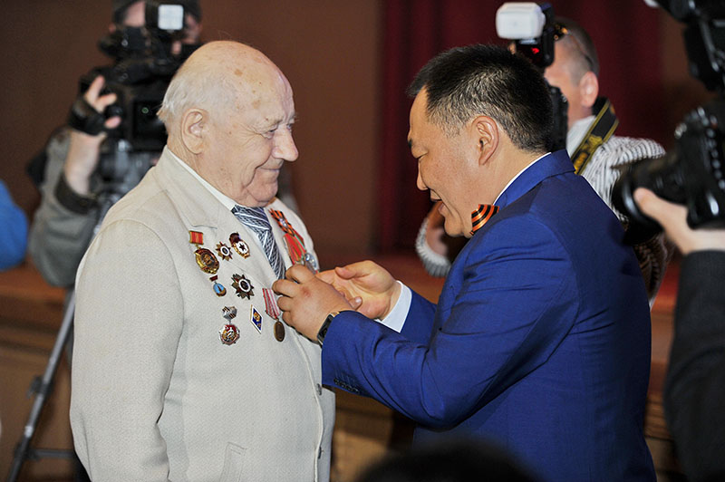 Глава Тувы Ш. Кара-оол передал Национальному музею РТ памятную коллекцию военных наград