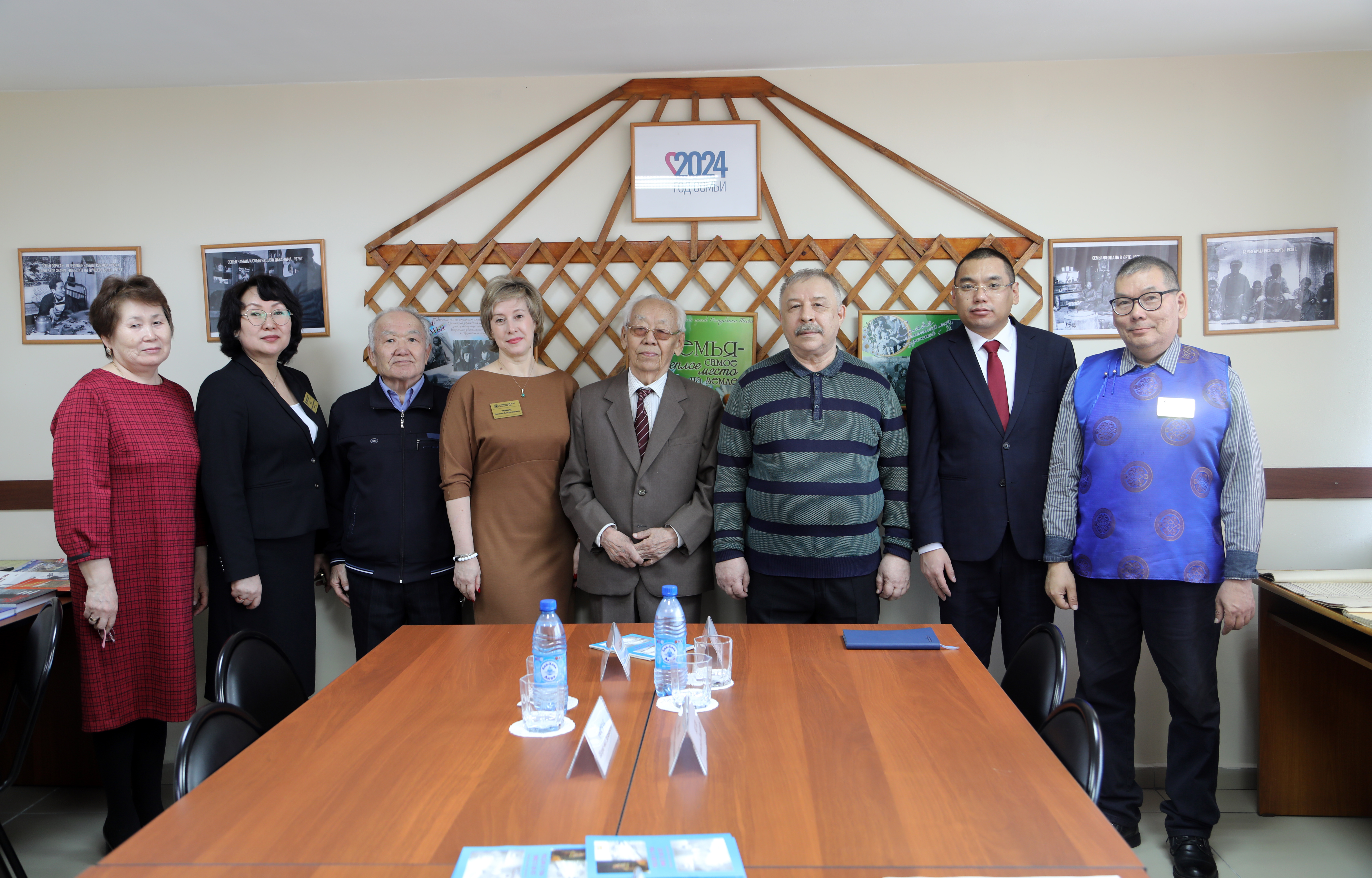 Глава региона посетил Национальный архив Республики Тыва