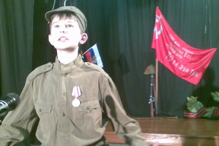 В Кызылском ТЮЗе состоялся первый конкурс юных чтецов театра, посвященный памяти ветерана ВОВ Сергея Лиховида