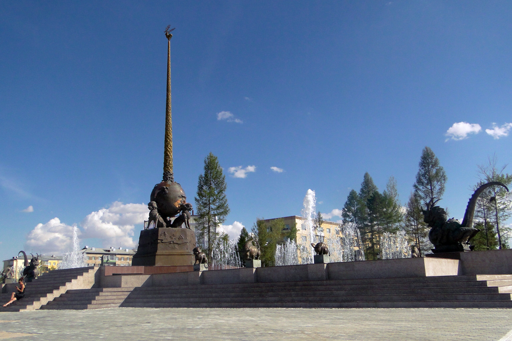 В столице Тувы с участием почетных гостей и жителей республики открыли обновленную набережную и новую скульптуру «Центр Азии»