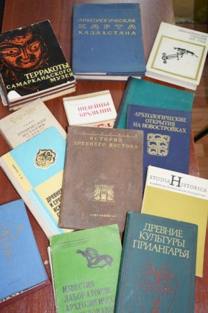 Книги Вайнштейна в дар Национальной библиотеке