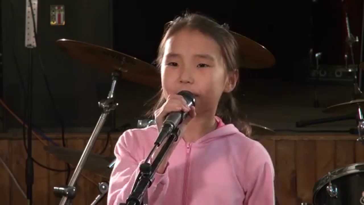 Юная кызылчанка Ай-кыс Кыргыс прошла отборочный тур третьего сезона вокального телевизионного шоу «Голос. Дети»