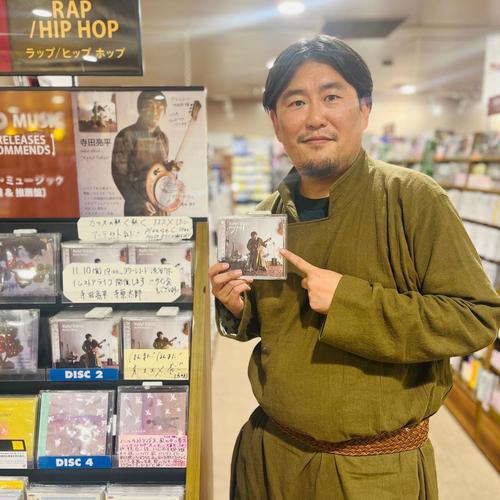Рехэй Тэрада, музыкант и исполнитель хоомея родом из Японии, выпустил свой первый сольный альбом «Кызыл Токио»